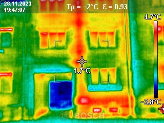 Termografický snímek. tepelné ztráty domu. Měření termokamerou